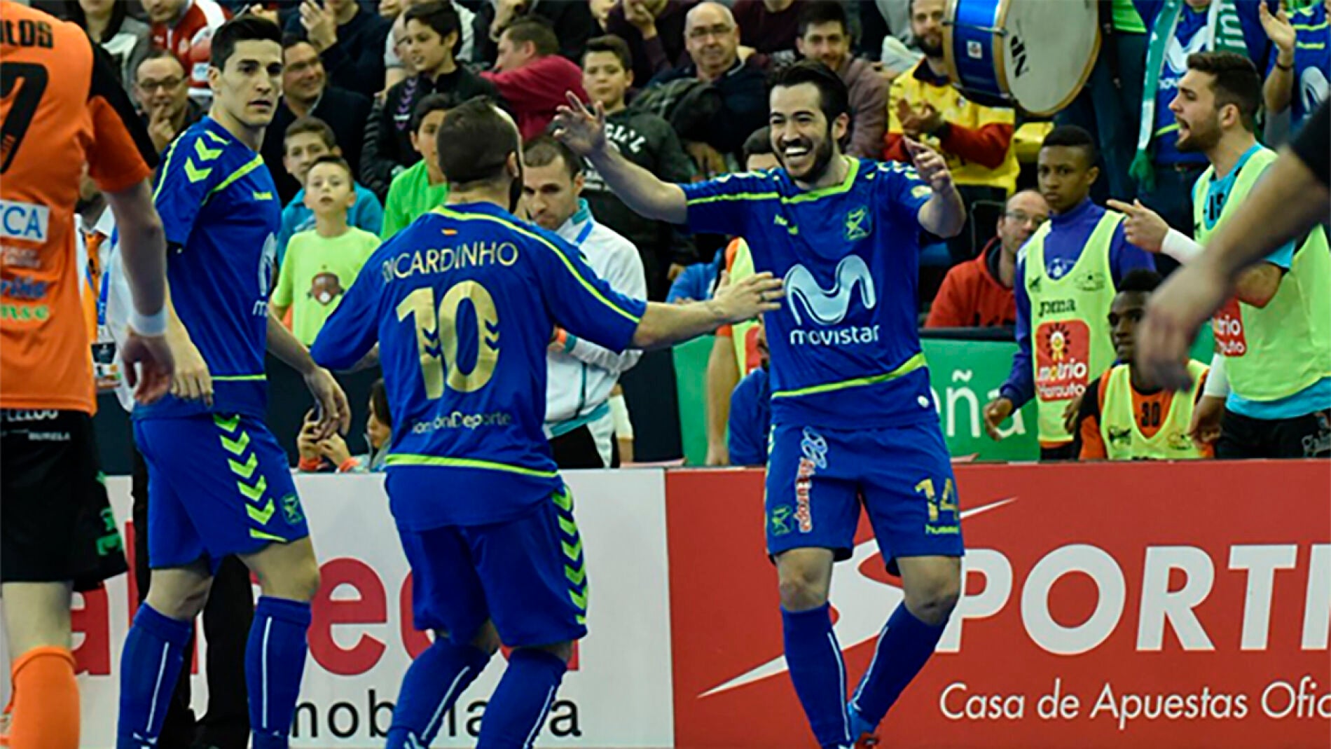 Ricardinho celebrando un tanto de su equipo.