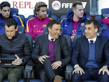 Luis Enrique, sonriente en el banquillo Luis Enrique, sonriente en el banquillo