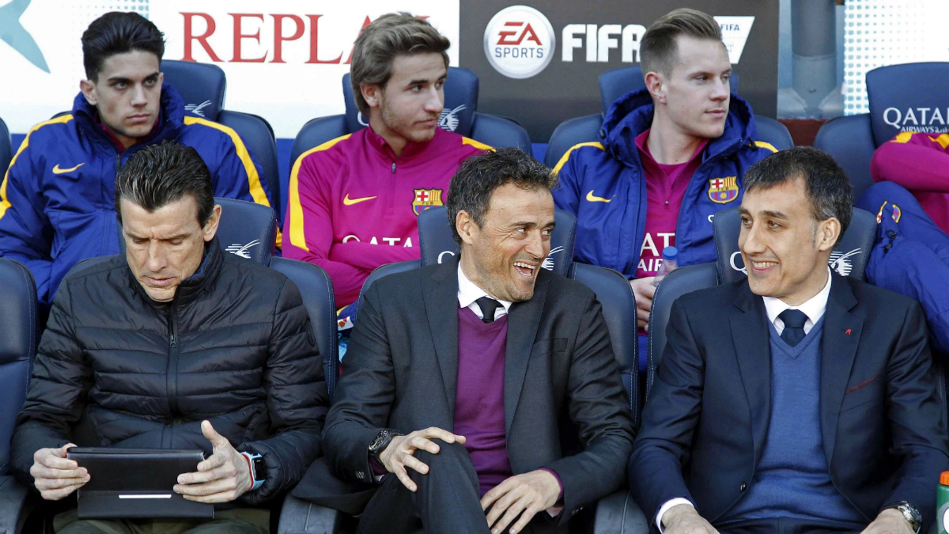 Luis Enrique, sonriente en el banquillo Luis Enrique, sonriente en el banquillo