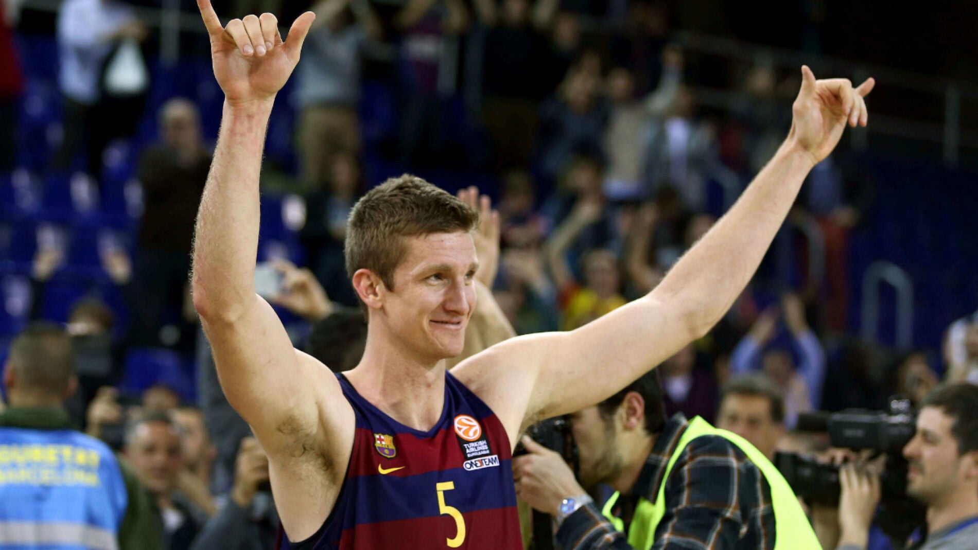 Justin Doellman celebra su canasta contra el CSKA