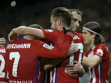 Saúl celebra con sus compañeros su gol ante el Deportivo Saúl celebra con sus compañeros su gol ante el Deportivo
