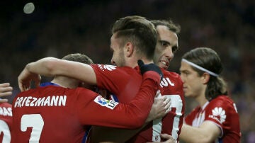 Saúl celebra con sus compañeros su gol ante el Deportivo