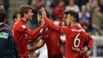Los jugadores del Bayern celebran el gol de Thiago