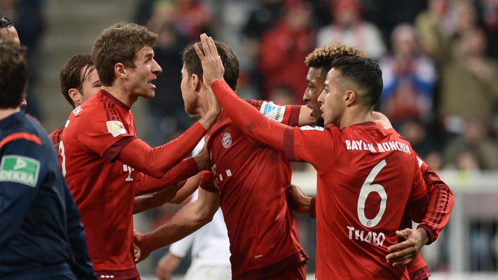 Los jugadores del Bayern celebran el gol de Thiago