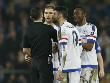 Diego Costa se encara con el árbitro Diego Costa se encara con el árbitro