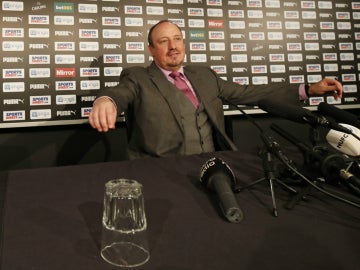 Benítez, en rueda de prensa con el Newcastle