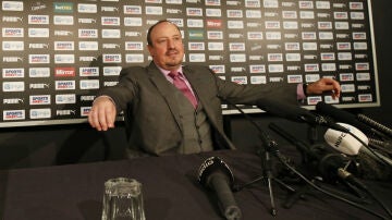 Benítez, en rueda de prensa con el Newcastle