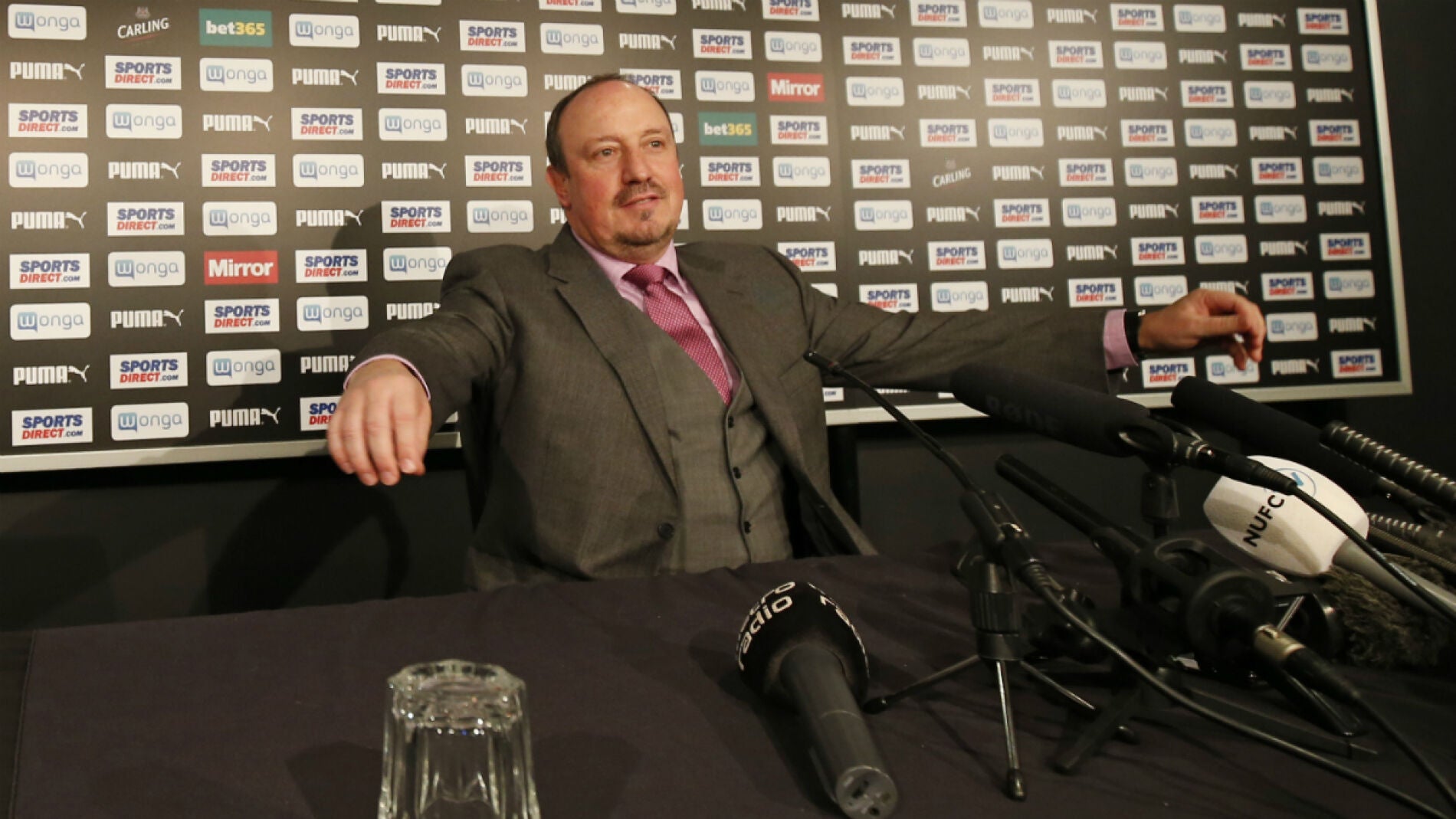Ben&iacute;tez, en rueda de prensa con el Newcastle