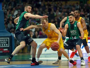 Brad Oleson intenta librarse de la defensa del Joventut Brad Oleson intenta librarse de la defensa del Joventut