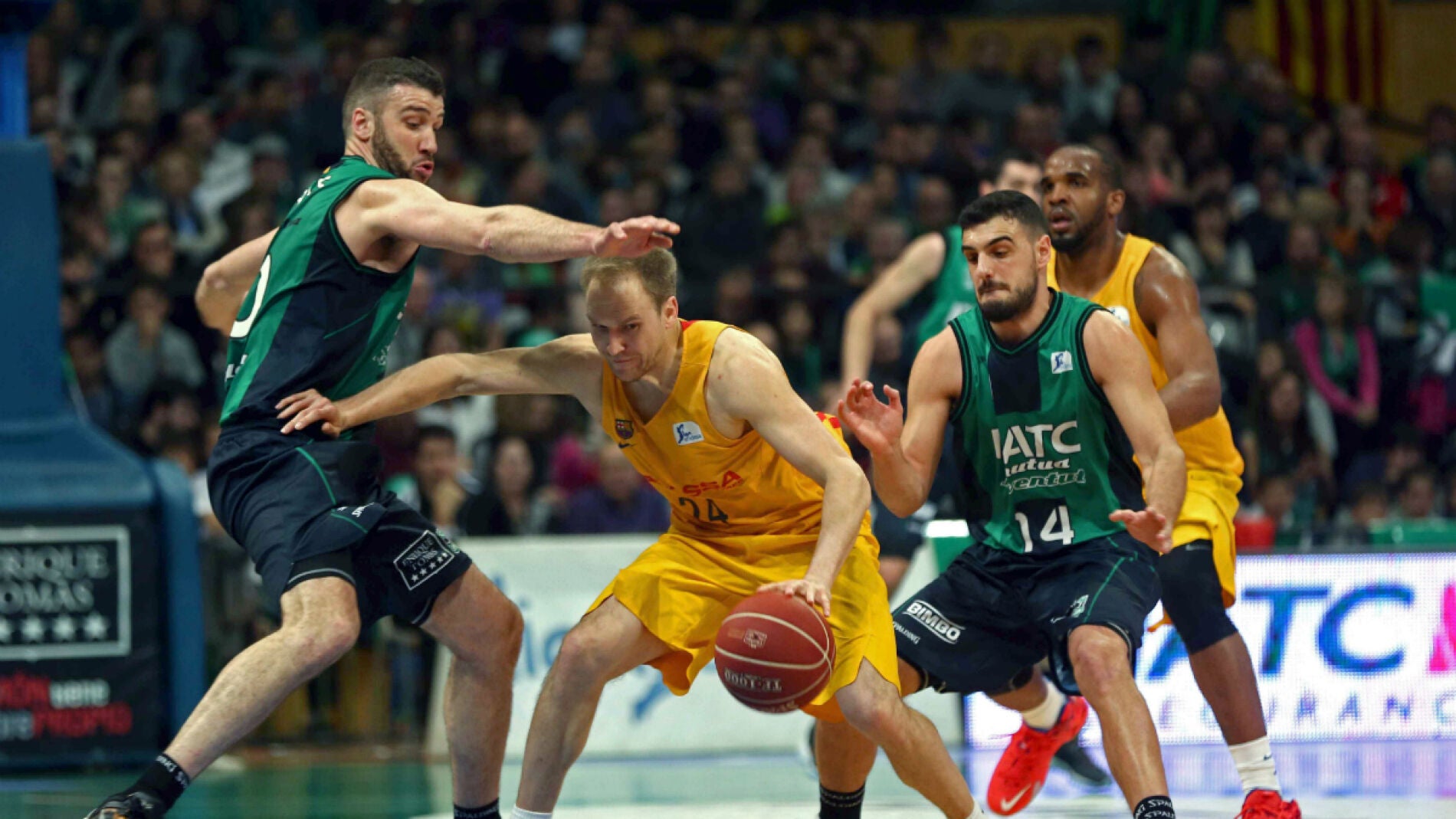 Brad Oleson intenta librarse de la defensa del Joventut