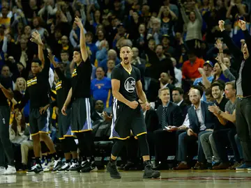Stephen Curry celebra un triple durante el partido contra los Phoenix Suns Stephen Curry celebra un triple durante el partido contra los Phoenix Suns