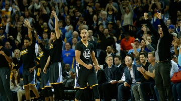 Stephen Curry celebra un triple durante el partido contra los Phoenix Suns