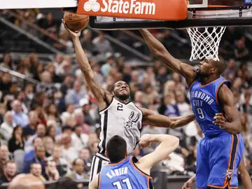 Kawhi Leonard entra a canasta ante la defensa de Serge Ibaka Kawhi Leonard entra a canasta ante la defensa de Serge Ibaka