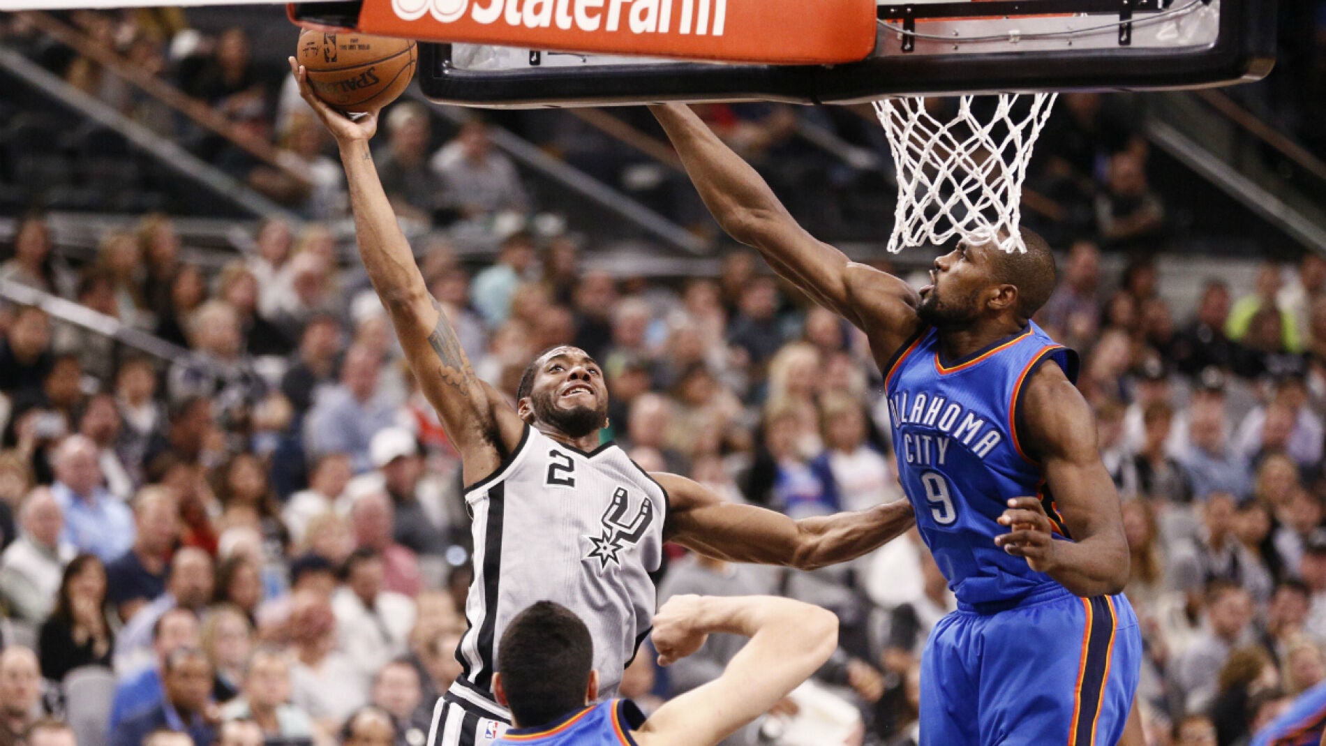 Kawhi Leonard entra a canasta ante la defensa de Serge Ibaka