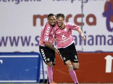 Javi Lara celebra un gol con el Tenerife