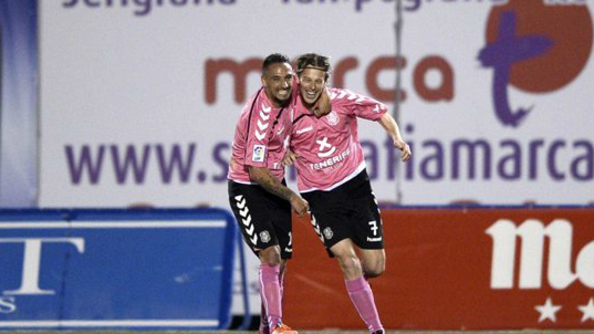 Javi Lara celebra un gol con el Tenerife