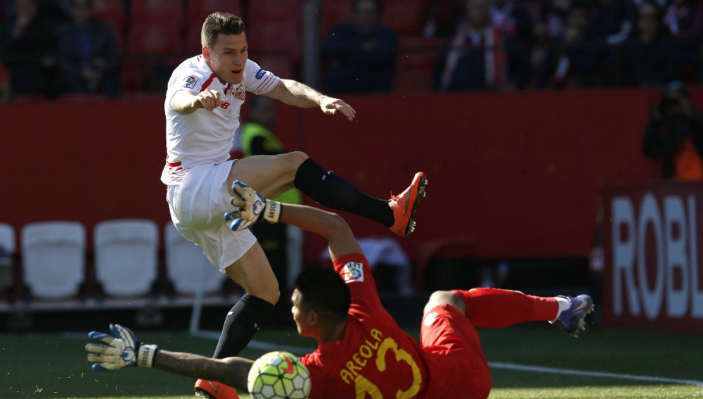 Kevin Gameiro tira a puerta ante la estirada de Areola