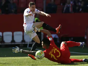 Kevin Gameiro tira a puerta ante la estirada de Areola Kevin Gameiro tira a puerta ante la estirada de Areola