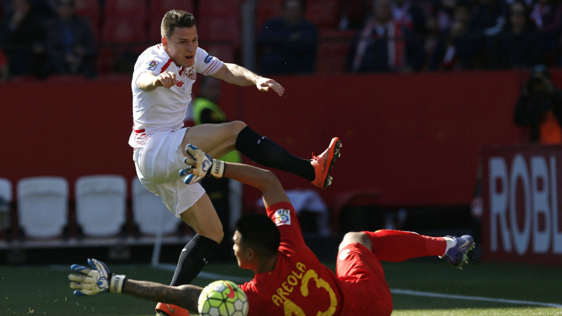 Kevin Gameiro tira a puerta ante la estirada de Areola