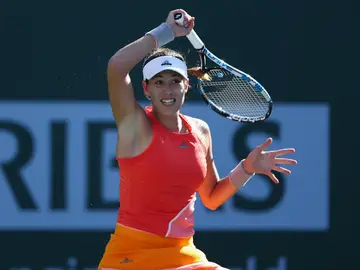 Garbiñe Muguruza golpea la bola durante su partido contra McHale Garbiñe Muguruza golpea la bola durante su partido contra McHale