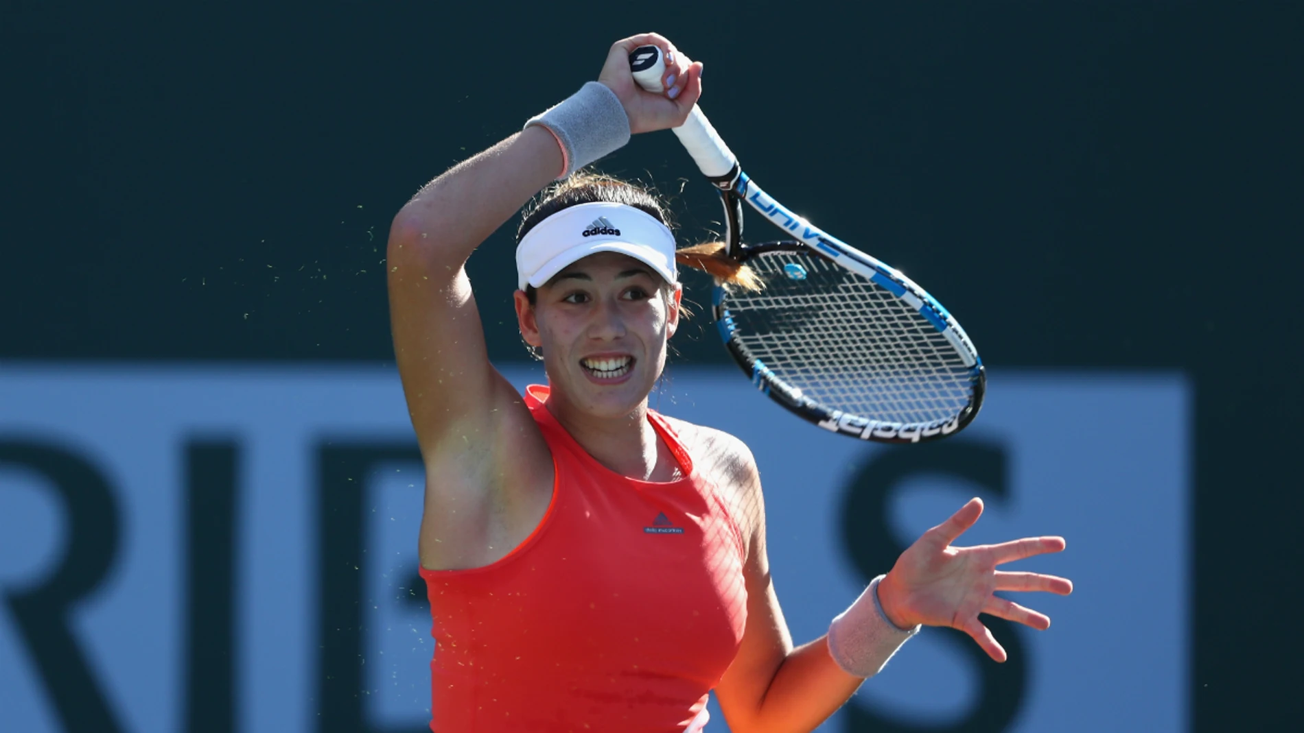 Garbiñe Muguruza golpea la bola durante su partido contra McHale Garbiñe Muguruza golpea la bola durante su partido contra McHale