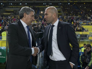 Zinedine Zidane y Quique Setién se saludan antes del partido