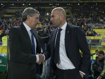 Zinedine Zidane y Quique Setién se saludan antes del partido Zinedine Zidane y Quique Setién se saludan antes del partido