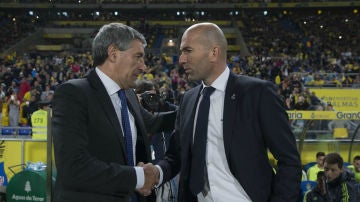 Zinedine Zidane y Quique Setién se saludan antes del partido