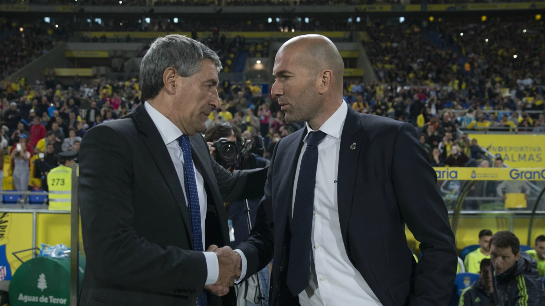 Zinedine Zidane y Quique Setién se saludan antes del partido Zinedine Zidane y Quique Setién se saludan antes del partido