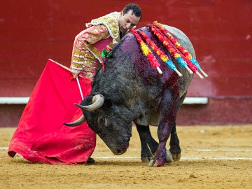 El murciano Rafael Rubio "Rafaelillo", durante su faena con la muleta a "Madroño", de la ganadería de Adolfo Martín