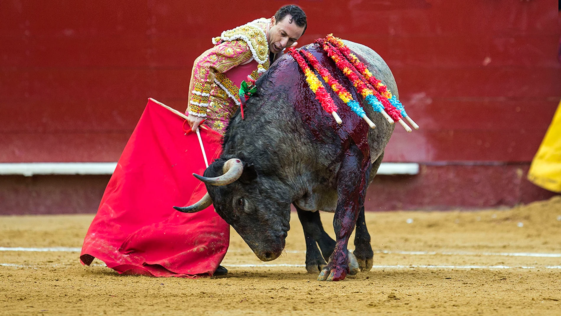 El murciano Rafael Rubio "Rafaelillo", durante su faena con la muleta a "Madroño", de la ganadería de Adolfo Martín