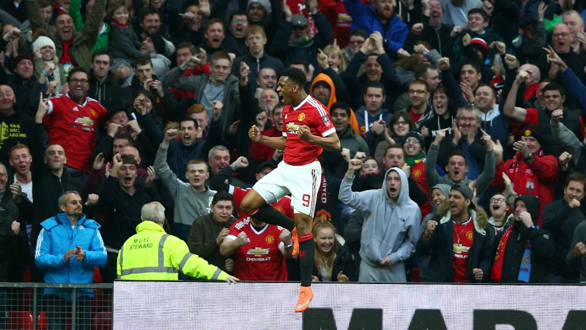 Martial celebra un gol con el Man U