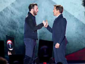 El pulso chino de Chris Evans y Robert Downey Jr. El pulso chino de Chris Evans y Robert Downey Jr.