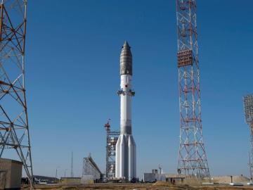 Cohete Protón-M siendo colocado en la plataforma de lanzamiento en el cosmódromo de Baikonur