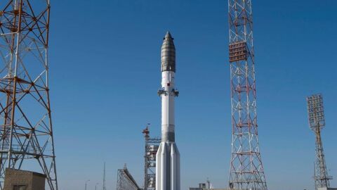 Cohete Prot&oacute;n-M siendo colocado en la plataforma de lanzamiento en el cosm&oacute;dromo de Baikonur