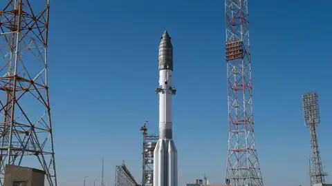 Cohete Protón-M siendo colocado en la plataforma de lanzamiento en el cosmódromo de Baikonur Cohete Protón-M siendo colocado en la plataforma de lanzamiento en el cosmódromo de Baikonur