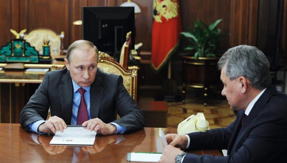 Vladímir Putin conversa con el ministro de Defensa ruso, Sergey Shoygu