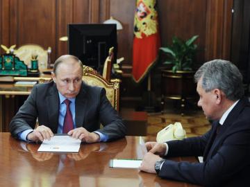 Vladímir Putin conversa con el ministro de Defensa ruso, Sergey Shoygu