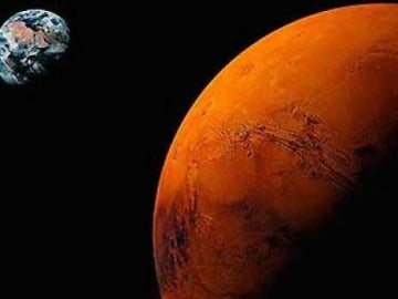 Recreación de Marte con la Tierra al fondo
