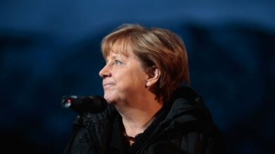 Dejan una cabeza de cerdo con injurias a Merkel ante su oficina electoral