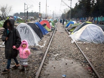 Refugiados aguardan en Idomeni