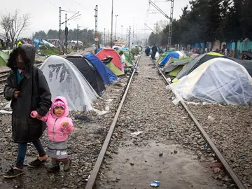 Refugiados aguardan en Idomeni Refugiados aguardan en Idomeni