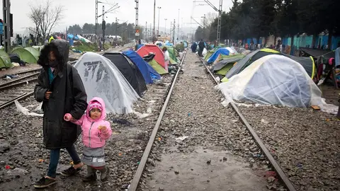Refugiados aguardan en Idomeni Refugiados aguardan en Idomeni