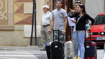 Turistas esperando con su equipaje
