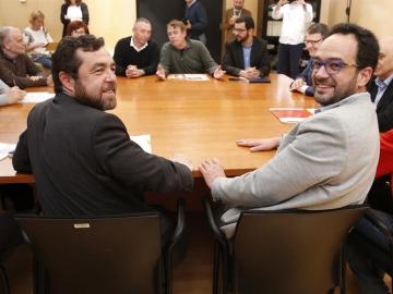 Antonio Hernando (d), Miguel Gutiérrez (i) y Baldoví (al fondo) en la reunión