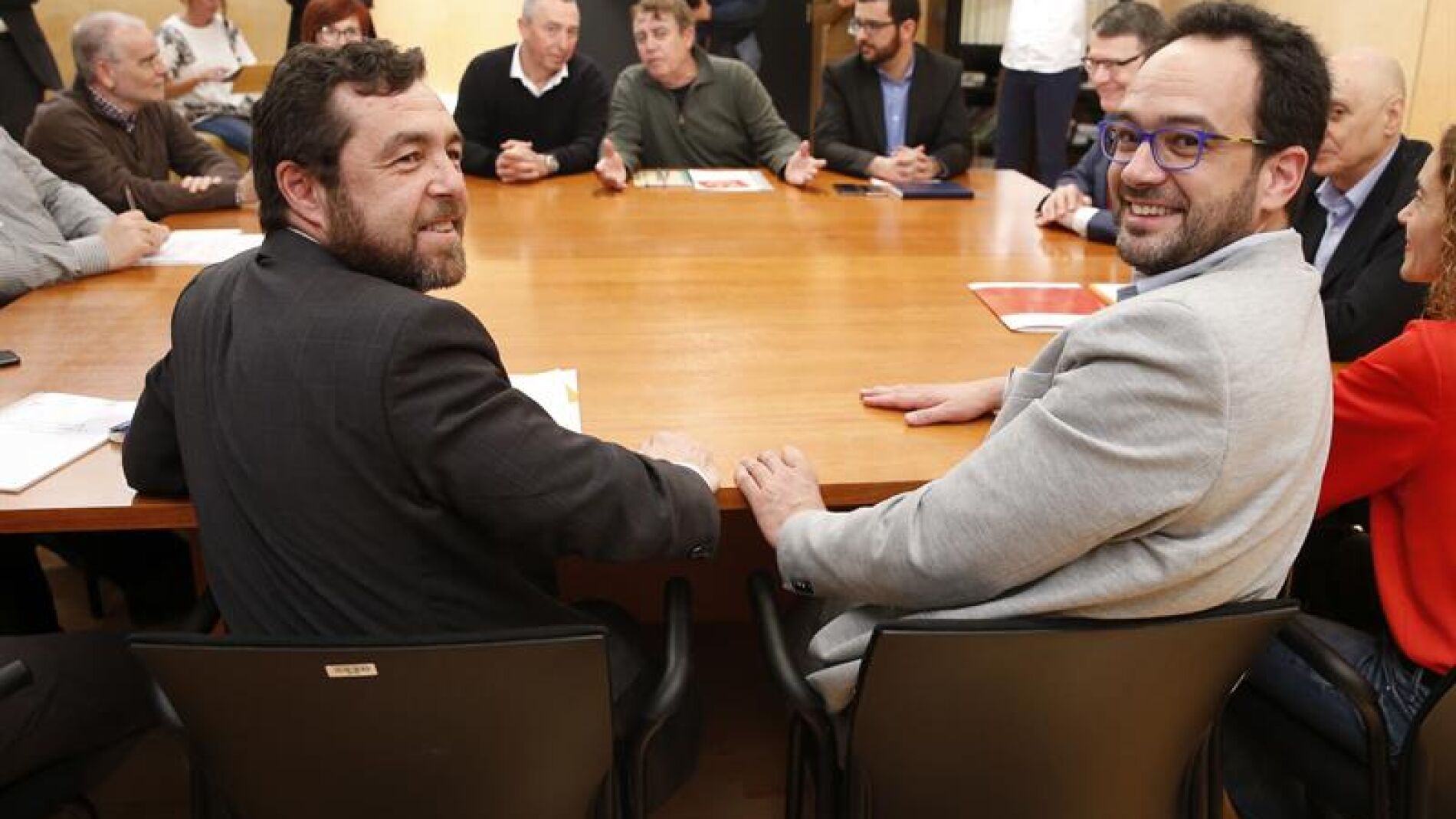 Antonio Hernando (d), Miguel Guti&eacute;rrez (i) y Baldov&iacute; (al fondo) en la reuni&oacute;n