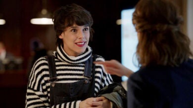 Carol consigue trabajo gracias a Adela