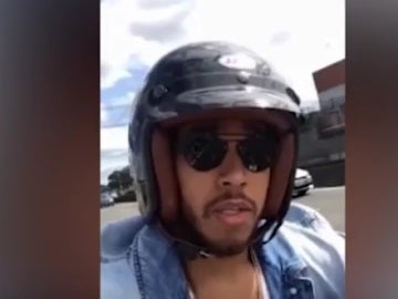 Hamilton se graba montado en moto