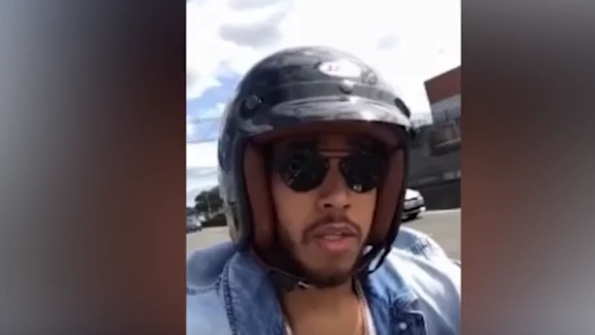 Hamilton se graba montado en moto