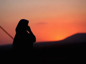 Una mujer llamando por teléfono Una mujer llamando por teléfono